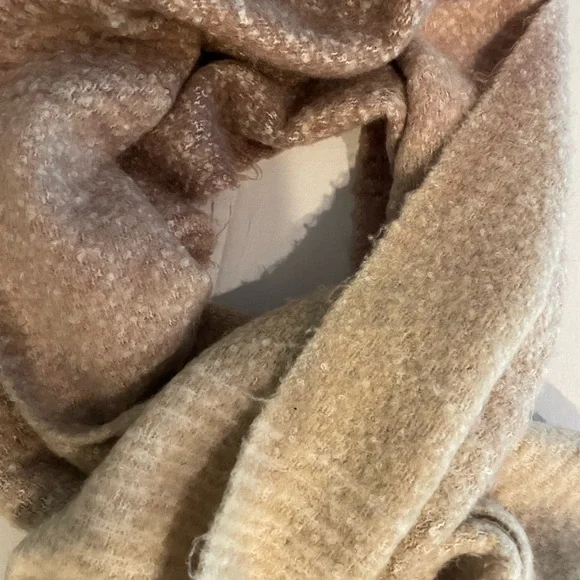 Cozy Beige and Cream oversized blanket Scarf - Picture 2 of 2